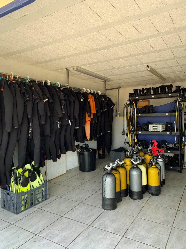 photo du centre haliotis avec les bouteilles et les combinaisons