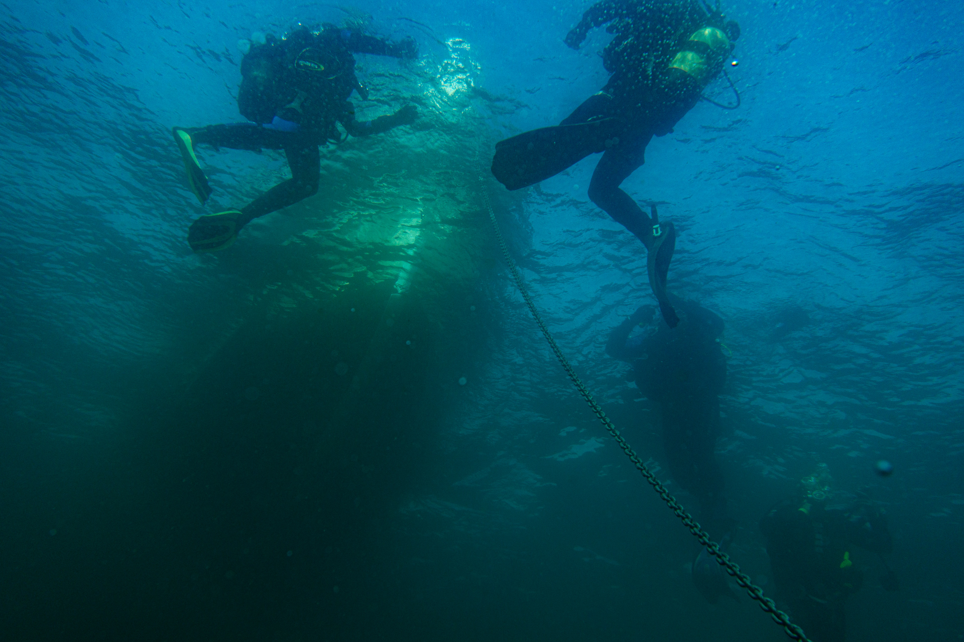 plongeurs sous le bateau